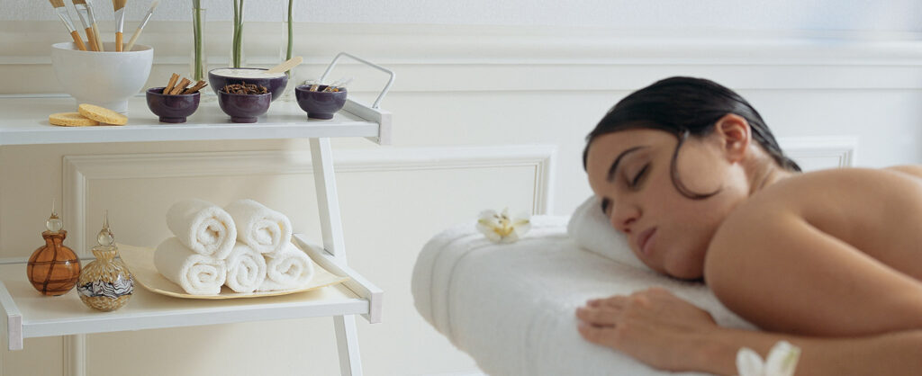 mujer disfrutando de spa en el hotel alvear